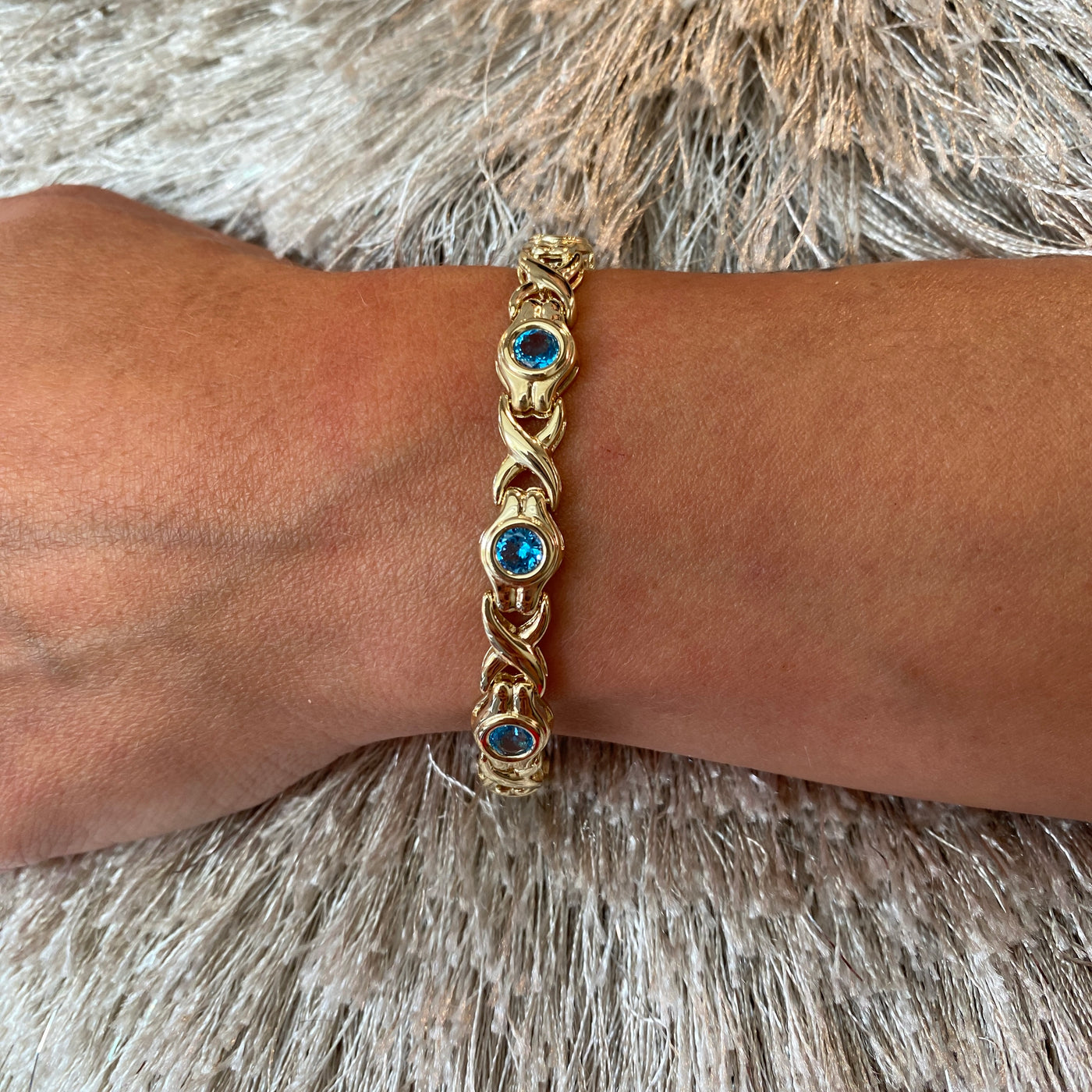 ESTATE Blue Topaz Bracelet ijn Yellow Gold
