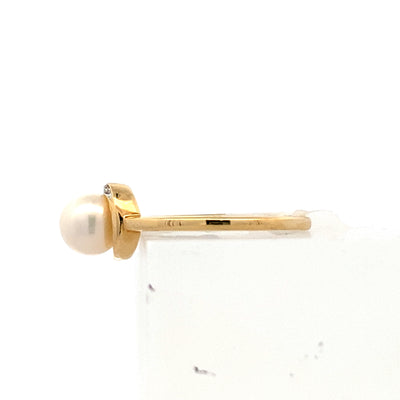 Pearl and Diamond Ring in Yellow Gold