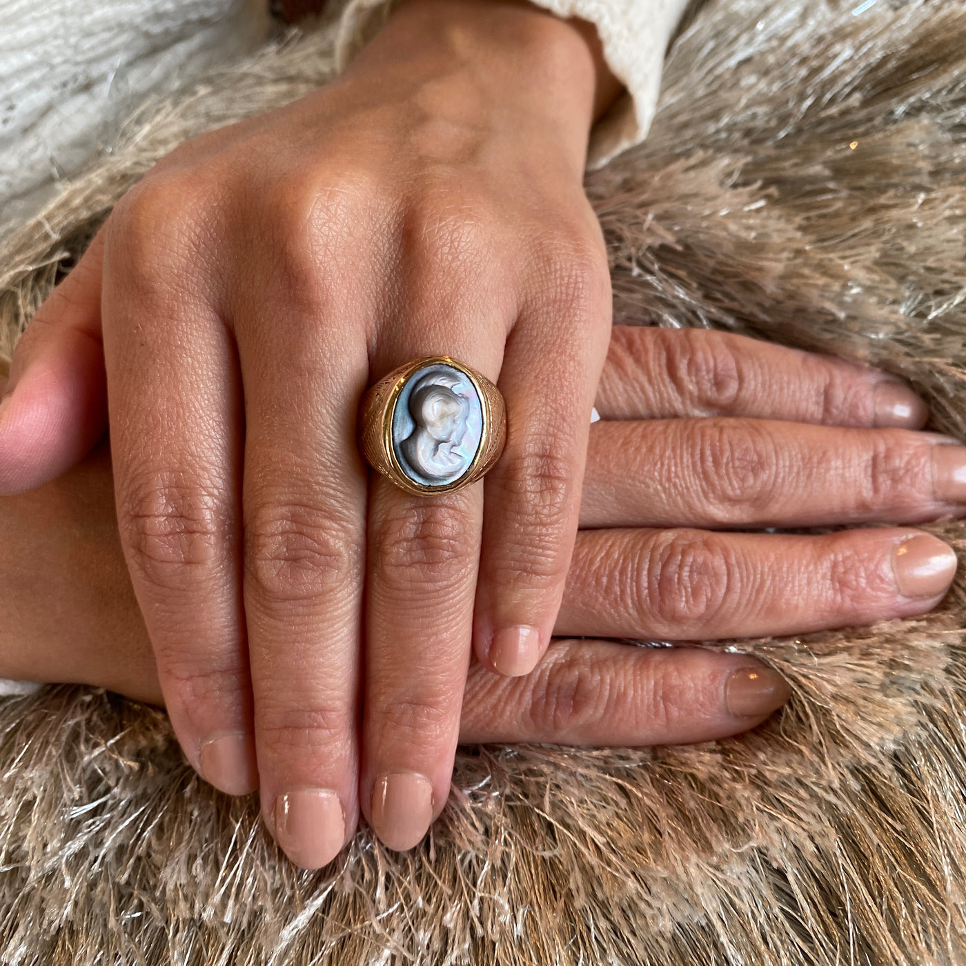 ESTATE Black MOP Cameo Ring in Yellow Gold